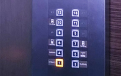 写真：リッチモンドホテル プレミア東京押上 様 エレベーターの操作盤